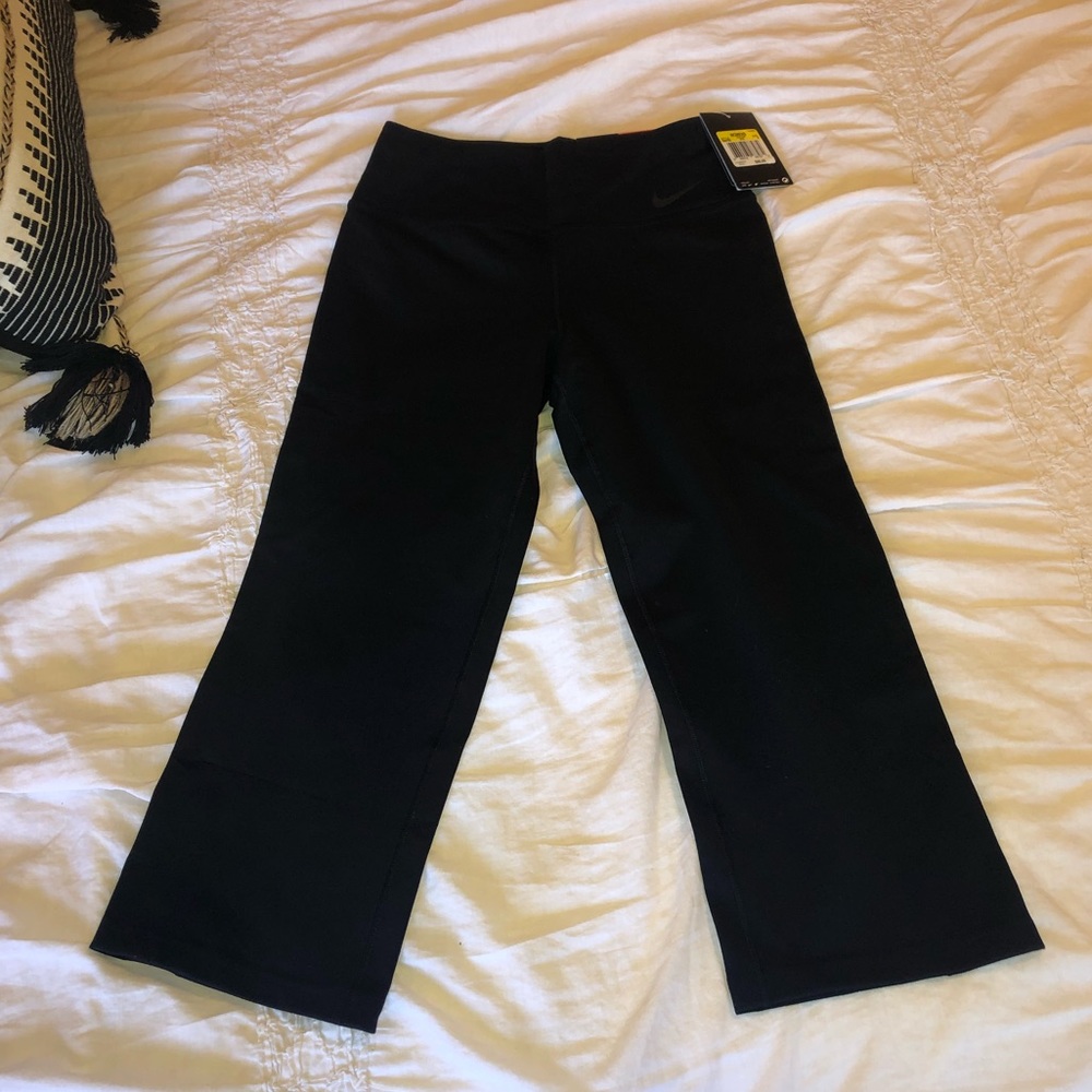 Nike Slim Fit Black Small Crop Legging NWT
